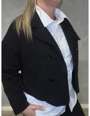 Detalje af knapper på sort kort jakke – TIPPY