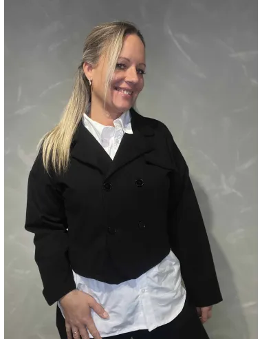 Sort kort jakke med fire knapper til kvinder vist lukket – Italian Select