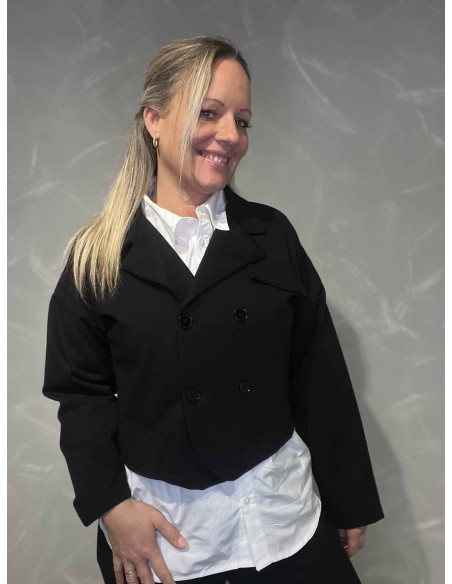 Sort kort jakke med fire knapper til kvinder vist lukket – Italian Select