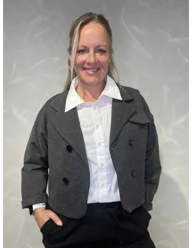 Grå kort jakke med fire knapper til kvinder vist åben – Italian Select