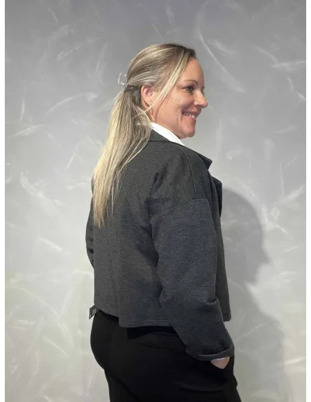 Bagside af grå kort jakke til kvinder – TIPPY