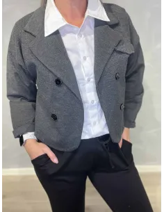 Grå kort jakke med fire knapper til kvinder vist åben – Italian Select 2