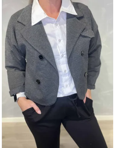 Nærbillede af krave og knaplukning på grå jakke – TIPPY