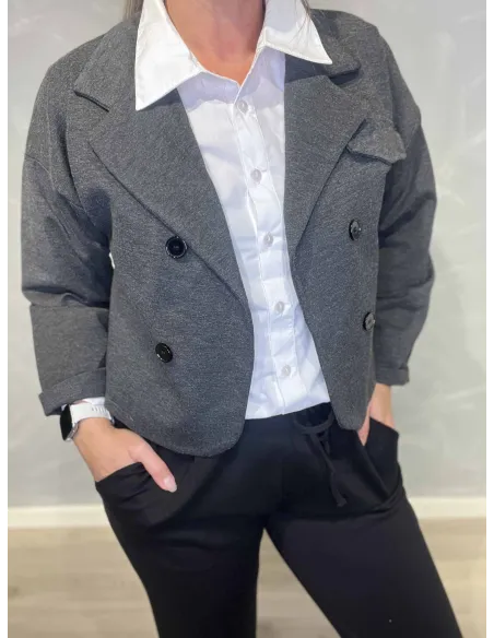 Nærbillede af krave og knaplukning på grå jakke – TIPPY