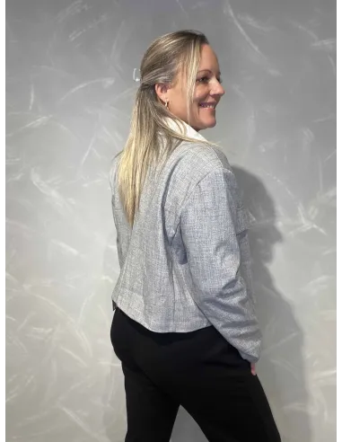Bagside af grå kort box jakke til kvinder – TIPPY