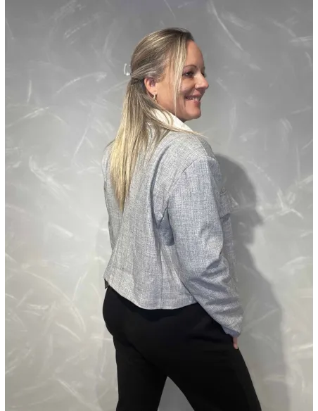 Bagside af grå kort box jakke til kvinder – TIPPY