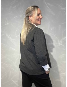 Grå blazer jakke med snit og 3/4 ærmer til kvinder vist lukket – TIPPY Collection 2