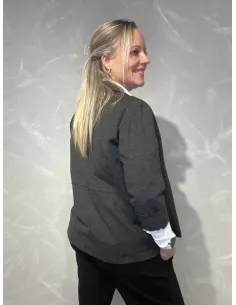 Grå blazer jakke med snit og 3/4 ærmer til kvinder vist lukket – TIPPY Collection 2