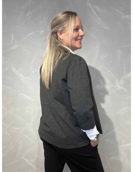 Bagside af grå blazer jakke til kvinder – TIPPY