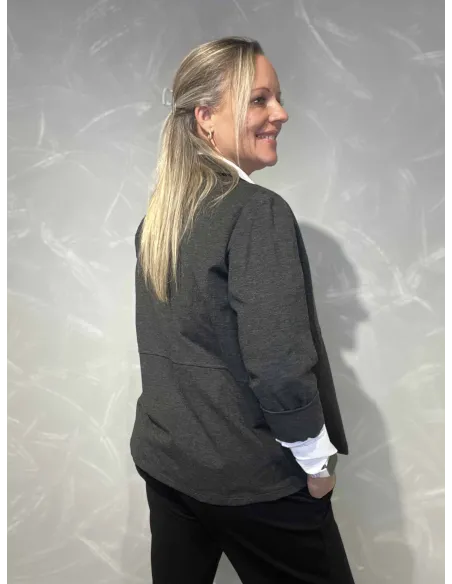 Bagside af grå blazer jakke til kvinder – TIPPY