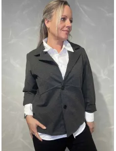 Grå blazer jakke med snit og 3/4 ærmer til kvinder vist lukket – TIPPY Collection