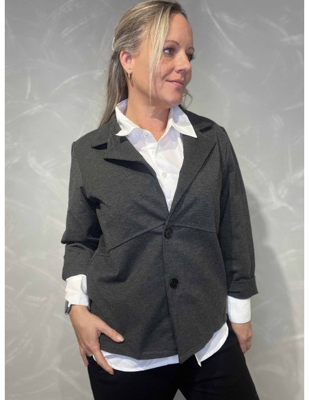 Grå blazer jakke med snit og 3/4 ærmer til kvinder vist lukket – TIPPY Collection