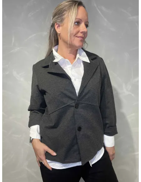 Grå blazer jakke med snit og 3/4 ærmer til kvinder vist lukket – TIPPY Collection