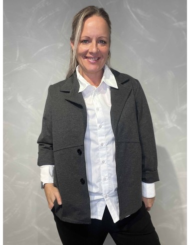 Grå blazer jakke med snit og 3/4 ærmer til kvinder vist åben – TIPPY Collection