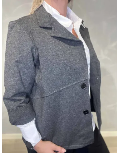 Nærbillede af snit og struktur på grå blazer jakke – TIPPY