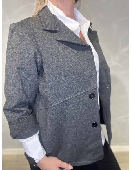Nærbillede af snit og struktur på grå blazer jakke – TIPPY