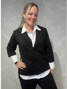 Sort blazer jakke med snit og 3/4 ærmer til kvinder vist lukket – TIPPY Collection