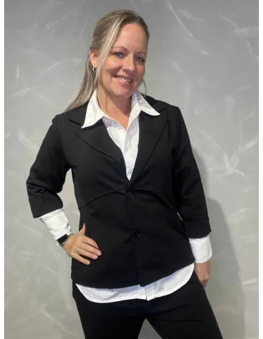 Sort blazer jakke med snit og 3/4 ærmer til kvinder vist lukket – TIPPY Collection