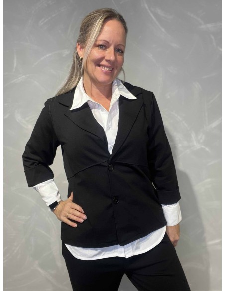 Sort blazer jakke med snit og 3/4 ærmer til kvinder vist lukket – TIPPY Collection