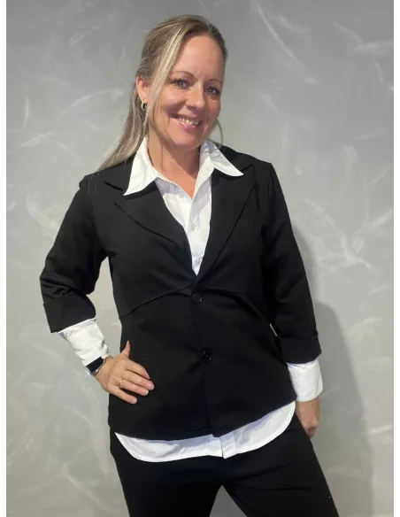Sort blazer jakke med snit og 3/4 ærmer til kvinder vist lukket – TIPPY Collection