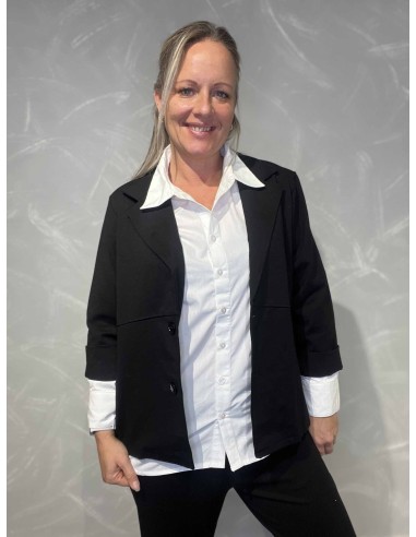 Sort blazer jakke med snit og 3/4 ærmer til kvinder vist åben– TIPPY Collection