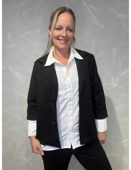 Sort blazer jakke med snit og 3/4 ærmer til kvinder vist åben– TIPPY Collection