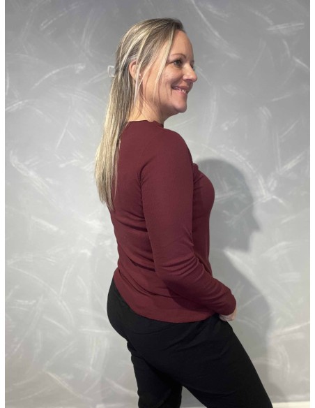 Bagside af bordeaux langærmet rib bluse til kvinder – TIPPY