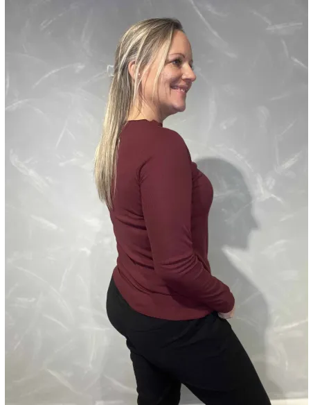 Bagside af bordeaux langærmet rib bluse til kvinder – TIPPY
