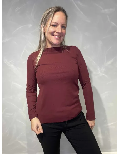 Bordeaux langærmet rib bluse med rund hals til kvinder – TIPPY Collection