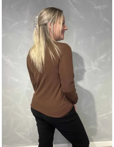 Bagside af brun langærmet rib bluse til kvinder – TIPPY