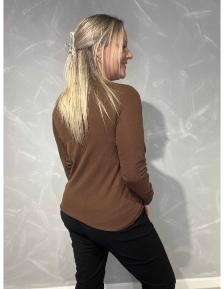 Bagside af brun langærmet rib bluse til kvinder – TIPPY