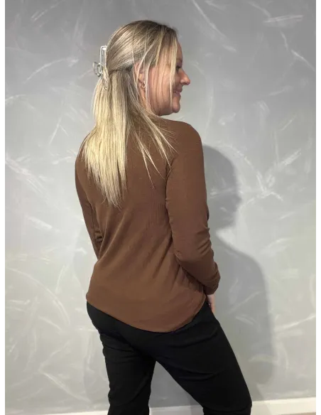 Bagside af brun langærmet rib bluse til kvinder – TIPPY