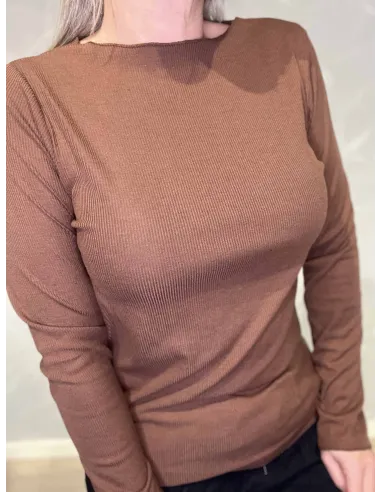 Ribstruktur og halsudskæring på brun rib bluse – TIPPY