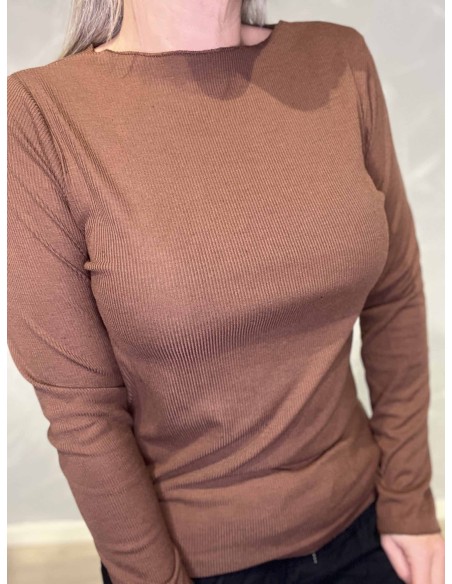 Ribstruktur og halsudskæring på brun rib bluse – TIPPY