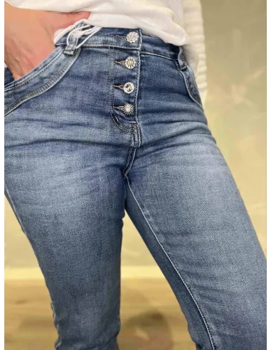 Dekorative knapper med sten på blå Karostar denim jeans – TIPPY