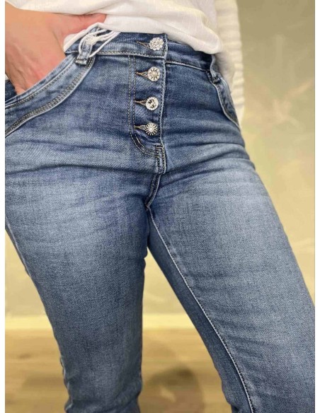 Dekorative knapper med sten på blå Karostar denim jeans – TIPPY