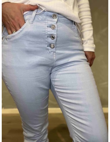 Knaplukning på lyseblå Karostar slim fit jeans – TIPPY