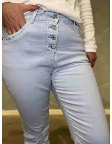 Knaplukning på lyseblå Karostar slim fit jeans – TIPPY