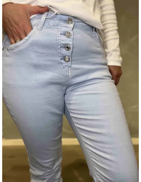 Knaplukning på lyseblå Karostar slim fit jeans – TIPPY