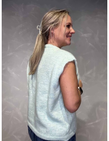 Bagside af mint strikvest med knapper – TIPPY