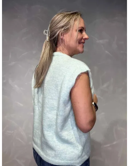 Bagside af mint strikvest med knapper – TIPPY