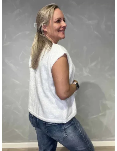 Bagside af hvid strikvest med knapper – TIPPY