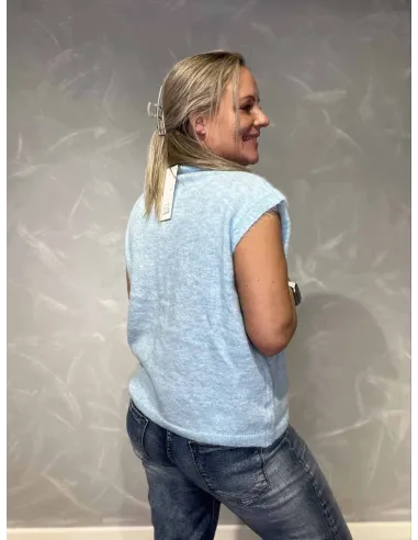 Bagside af lys blå strikvest med knapper – TIPPY