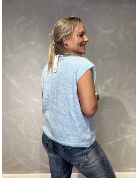 Bagside af lys blå strikvest med knapper – TIPPY