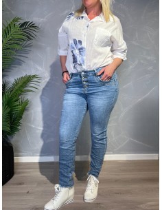 Lyse slim fit jeans fra Karostar med bling-detaljer vist forfra på model - TIPPY