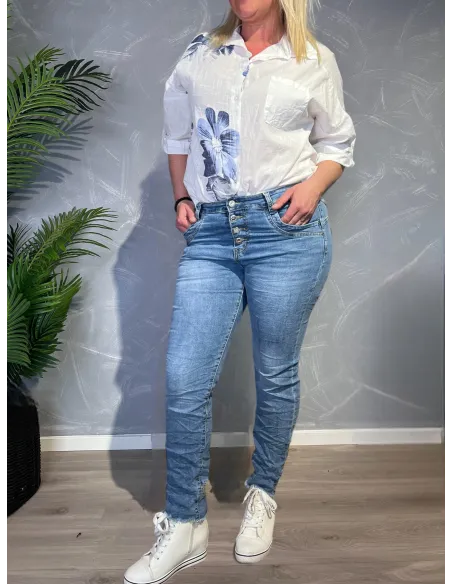 Lyse slim fit jeans fra Karostar med bling-detaljer vist forfra på model - TIPPY