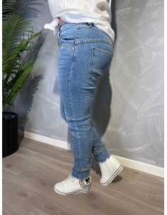 Lyse slim fit jeans fra Karostar med bling-detaljer vist forfra på model - TIPPY 2
