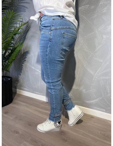 Lyse slim fit jeans fra Karostar med dekorative knapper -TIPPY