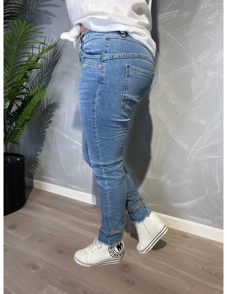 Lyse slim fit jeans fra Karostar med dekorative knapper -TIPPY