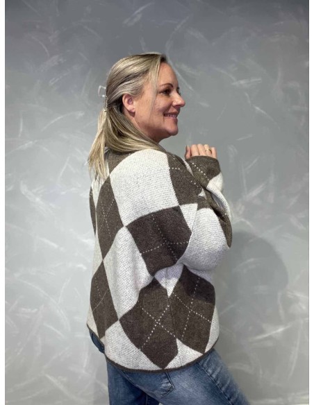 Bagside af brun og beige ternet strik – TIPPY